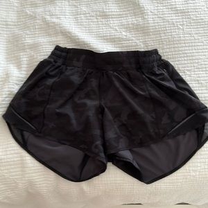 Lululemon Hotty Hot 4 inches Size 8